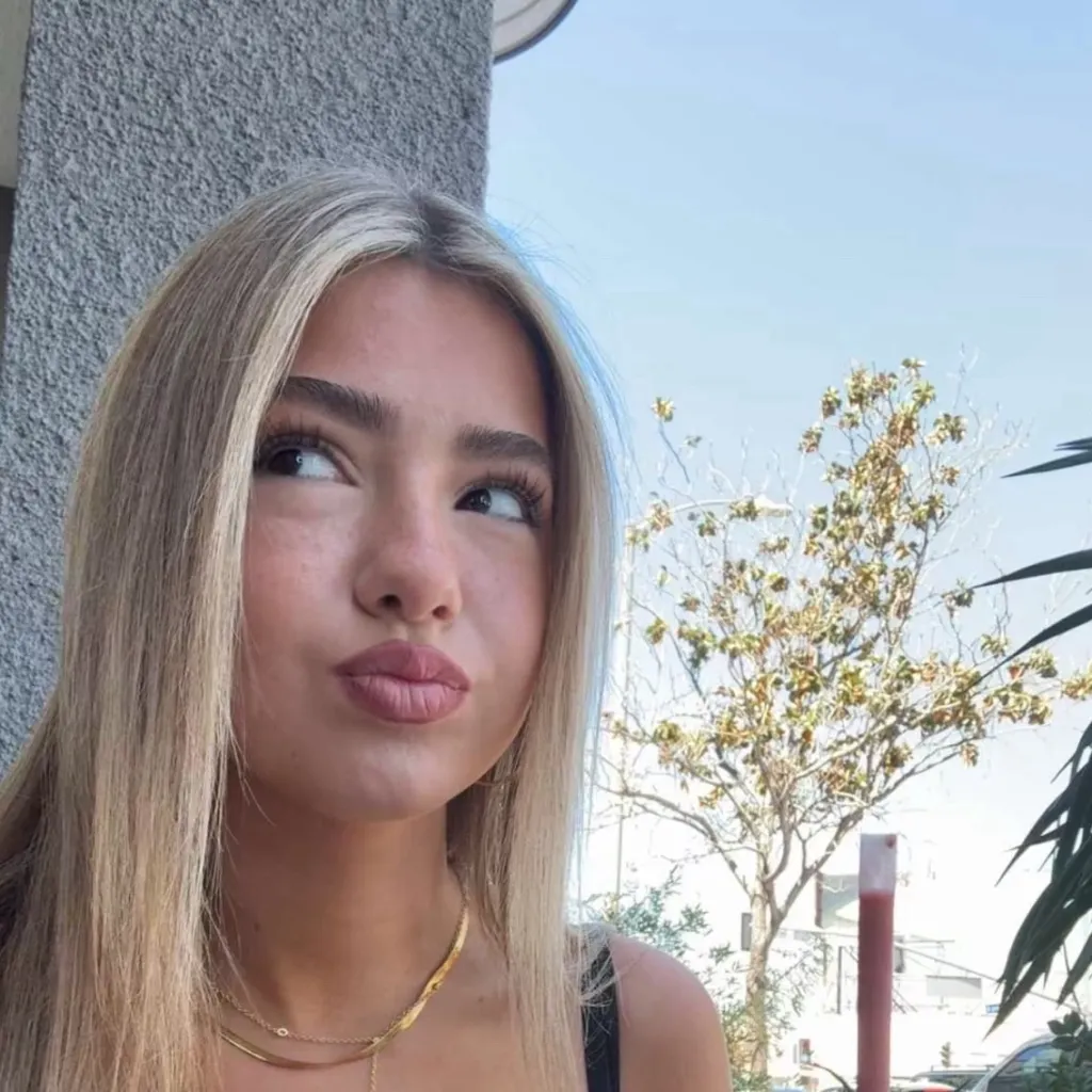 chat with ai character: embreigh courtlyn