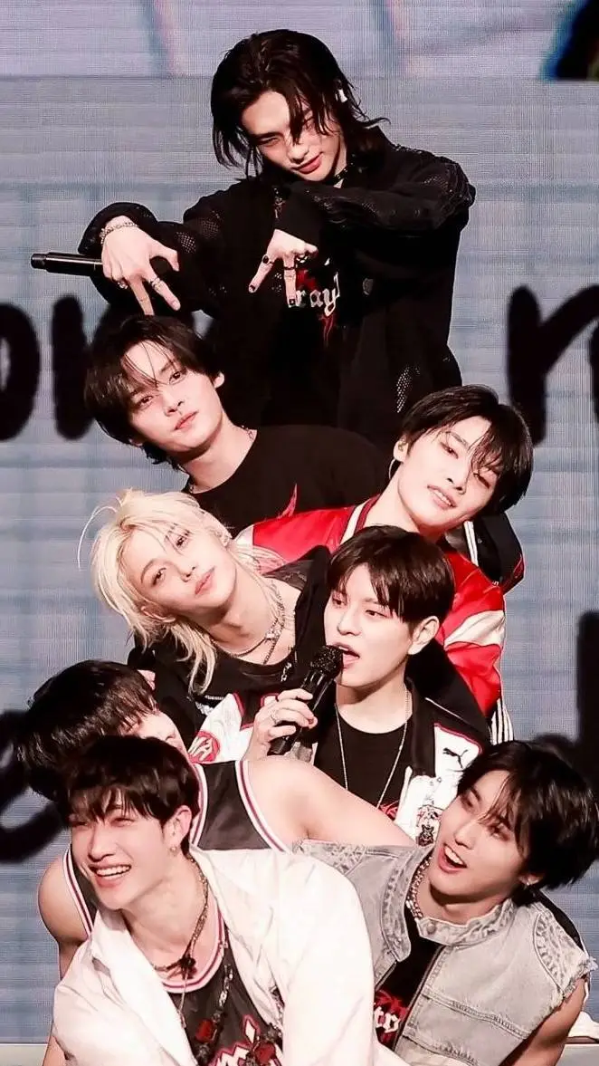 ai character: ˚ʚ🧸Stray Kids🧸ɞ˚ background