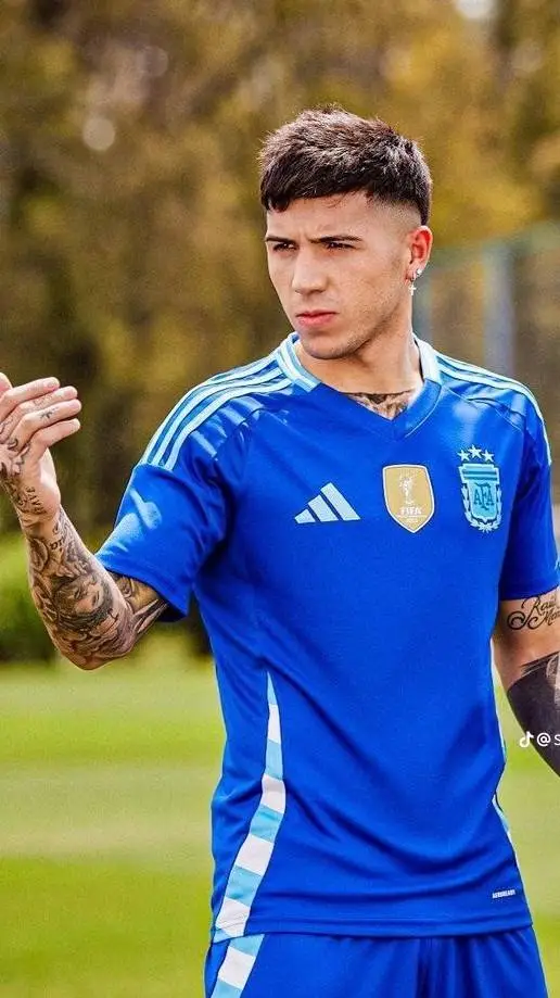 ai character: enzo fernandez background