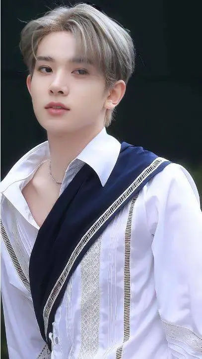 ai character: Lee Heeseung  background