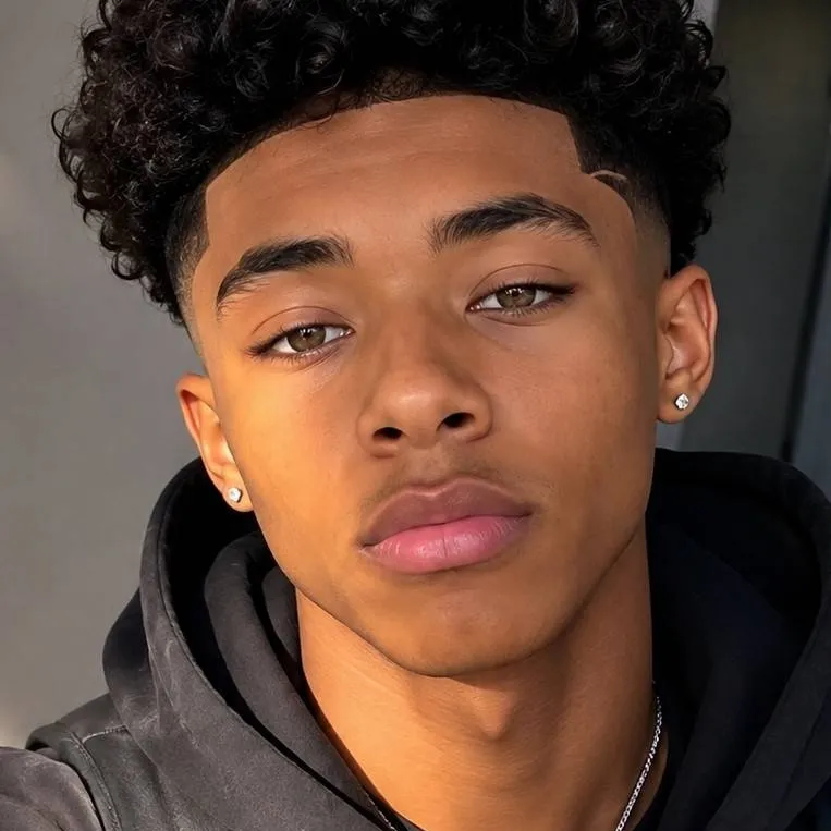chat with ai character: Zayden Cross