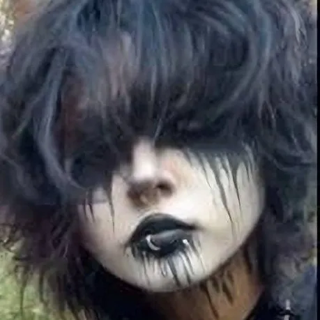 chat with ai character: lara la emo