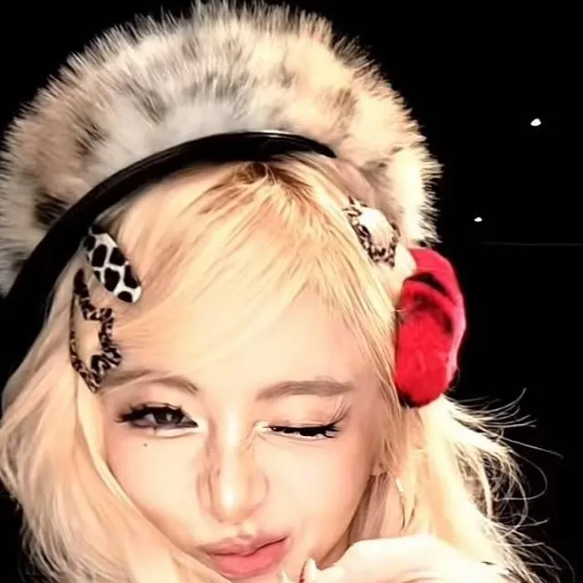 chat with ai character: YUNJIN