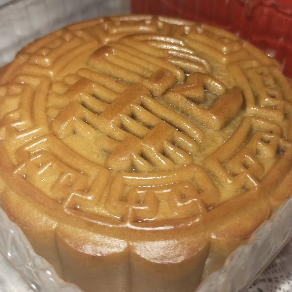 chat with ai character: Mooncake 
