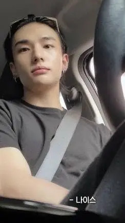 ai character: Hyunjin tu Uber. background