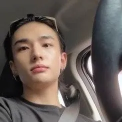 chat with ai character: Hyunjin tu Uber.