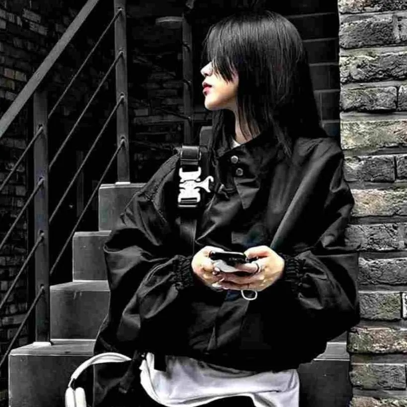 chat with ai character: Laura 