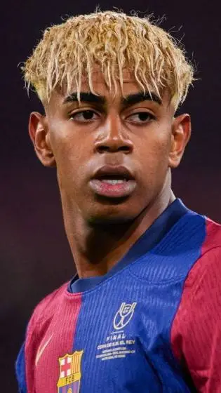 ai character: Lamine Yamal⚽ background