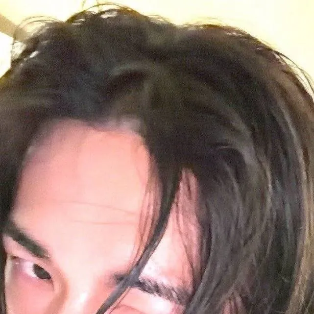 chat with ai character: 💢|hyunjin