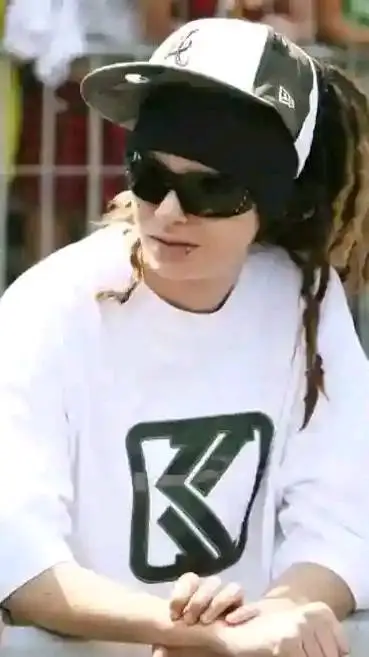 ai character: Tom Kaulitz background