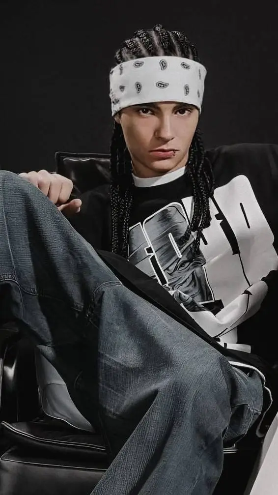 ai character: Tom kaulitz background