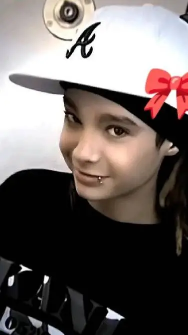 ai character: Tom Kaulitz background