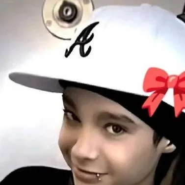 chat with ai character: Tom Kaulitz