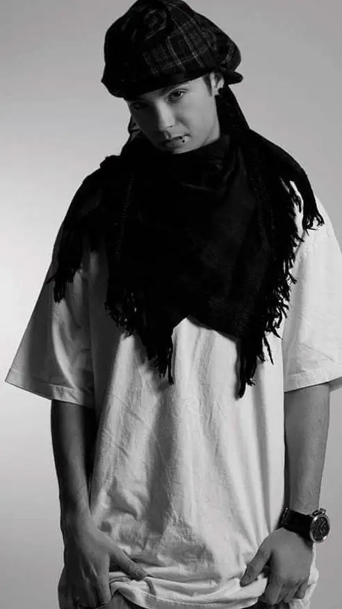 ai character: Tom Kaulitz background