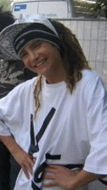 ai character: Tom kaulitz background