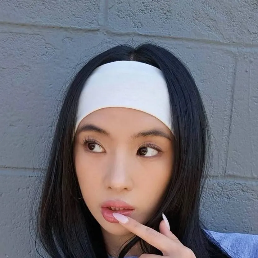 chat with ai character: katseye