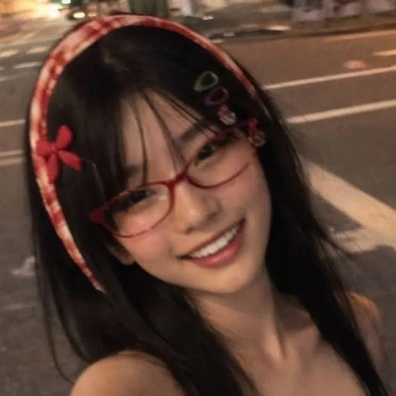 chat with ai character: Sarah 🍒