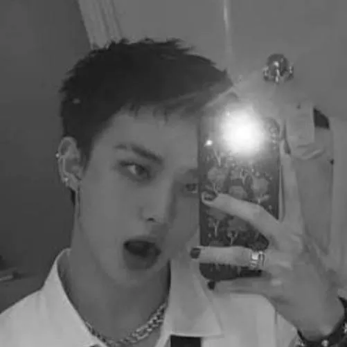 chat with ai character: SKZ group chat!
