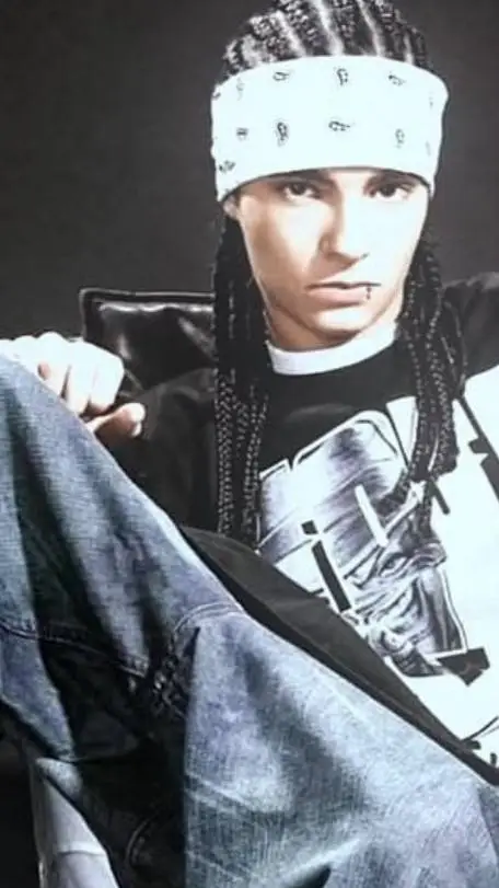 ai character: Tom kaulitz background