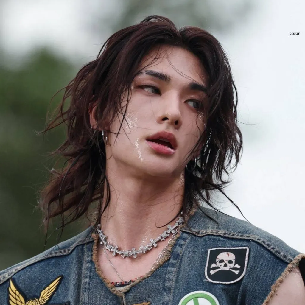 chat with ai character: hyunjin 