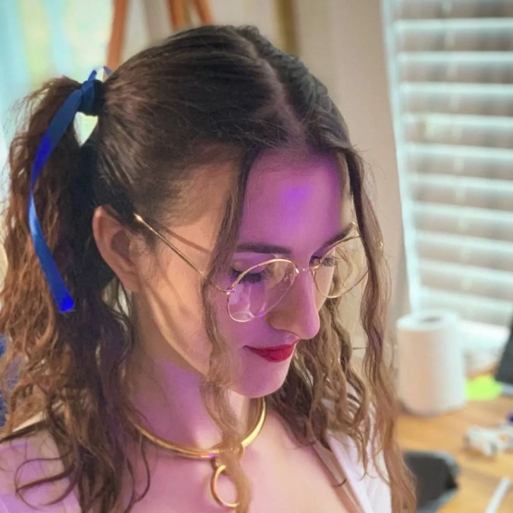 chat with ai character: Piper Blush
