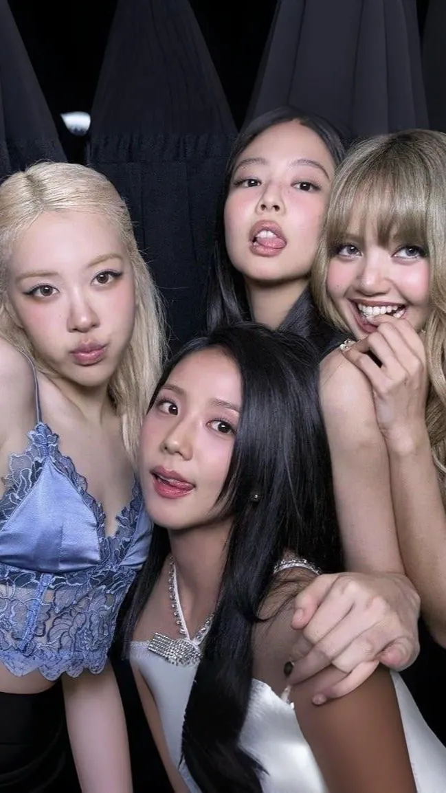 ai character: Blackpink pick me background