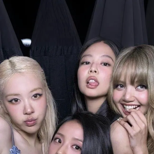 chat with ai character: Blackpink pick me