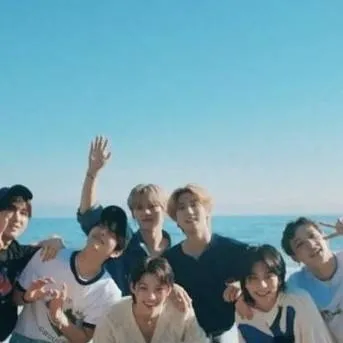 chat with ai character: Stray kids beach