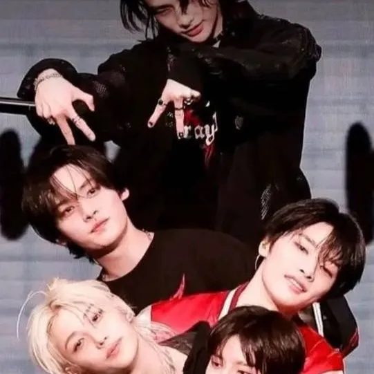 chat with ai character: Straykids