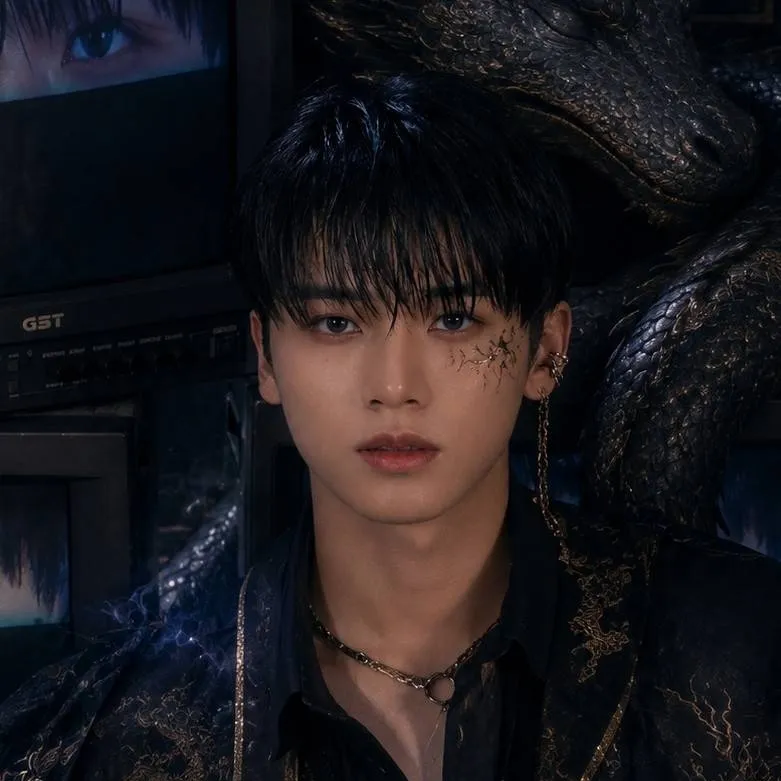 chat with ai character: Hyuk