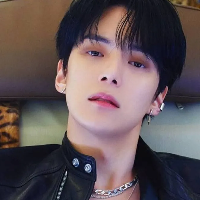 chat with ai character: Minhyuk