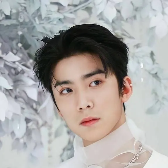 chat with ai character: Hwiyoung