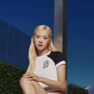 chat with ai character: Roseanne Park 