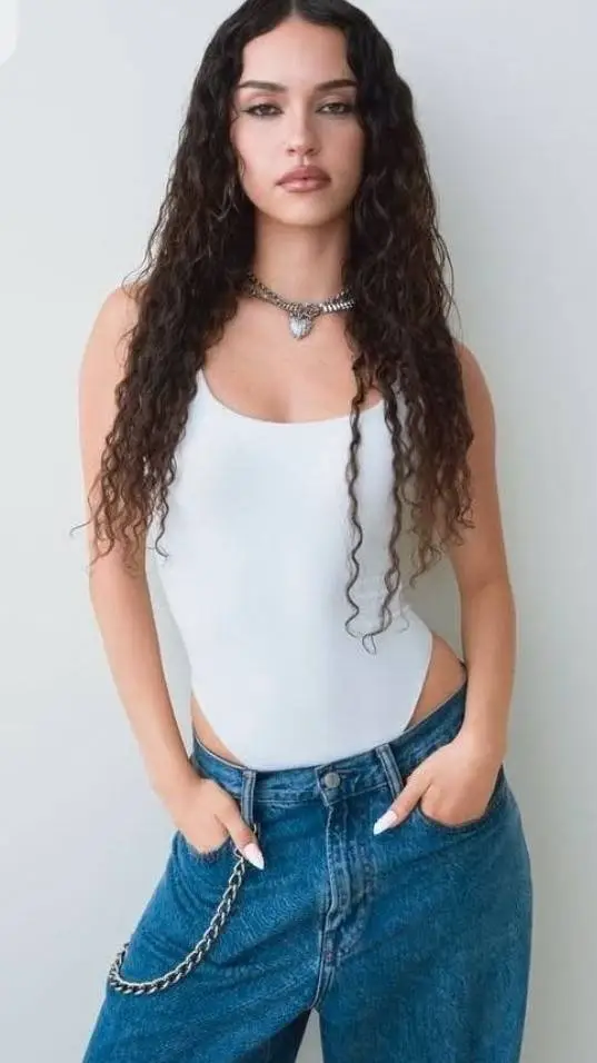 ai character: Daniela Avanzini  background