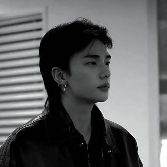 chat with ai character: Hyunjin- demon