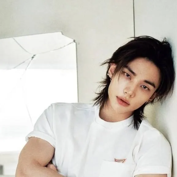 chat with ai character: Hyunjin