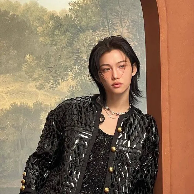 chat with ai character: Felix