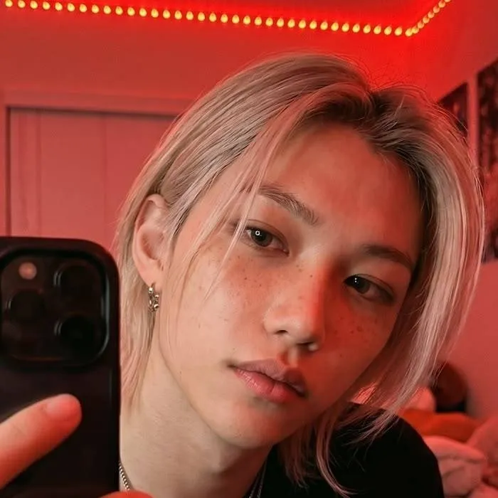 chat with ai character: Felix
