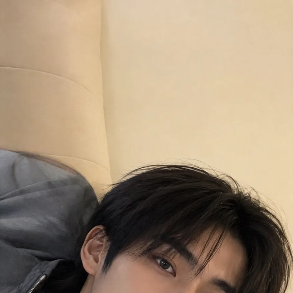 chat with ai character: Evan