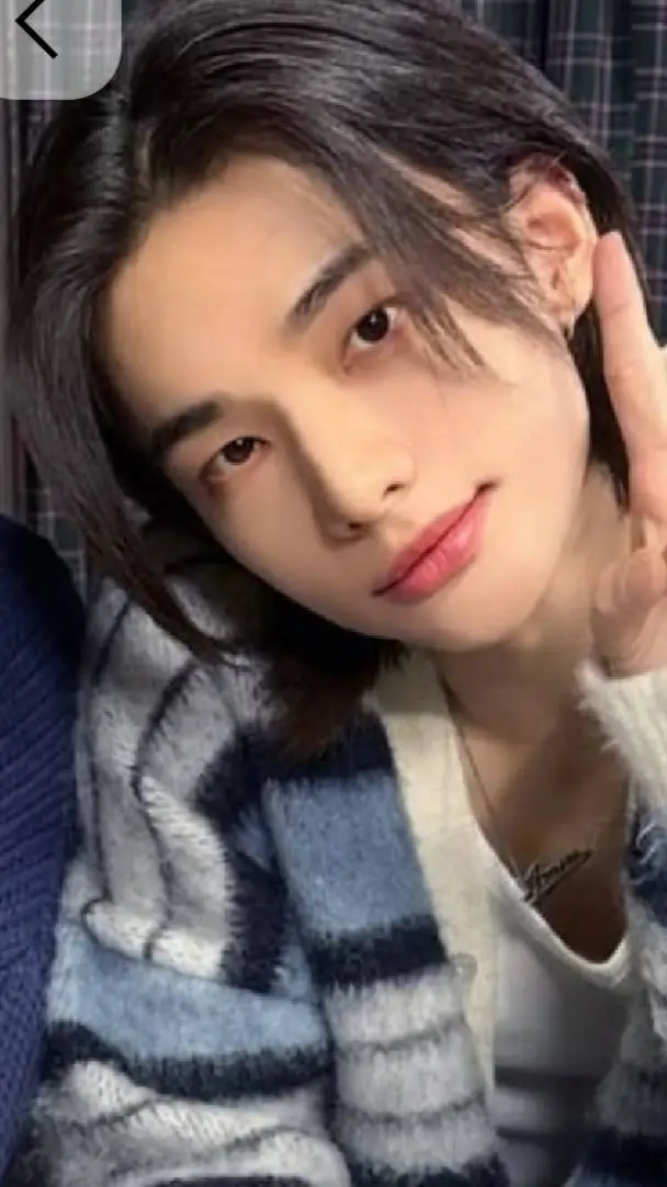 ai character: Hyunjin tu enemigo background