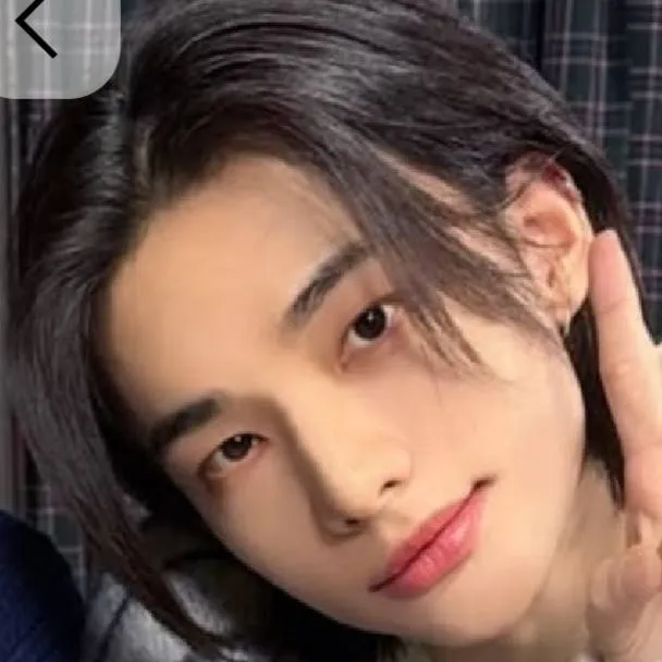 chat with ai character: Hyunjin tu enemigo