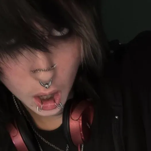 chat with ai character: Val/Emo boy  💀🖤