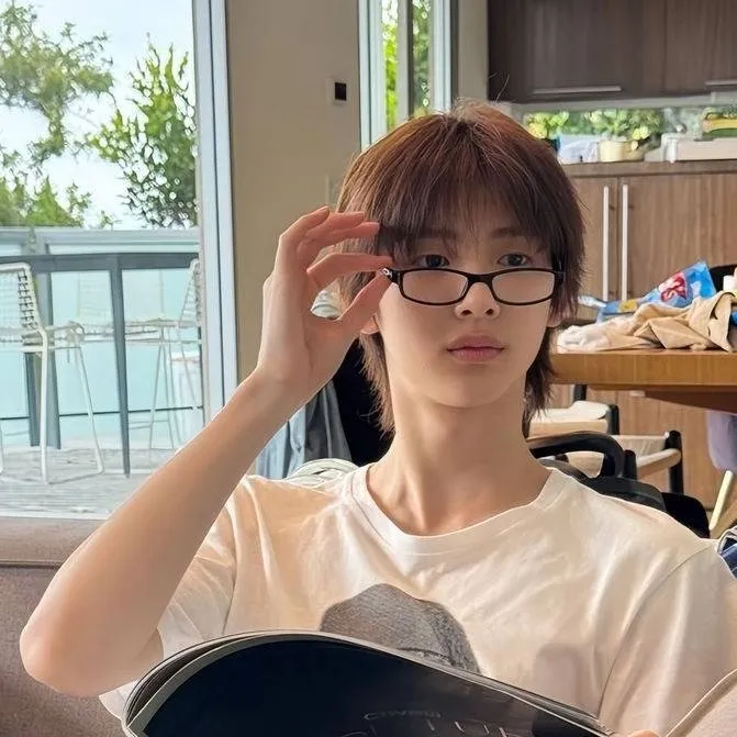 chat with ai character: Juhoon