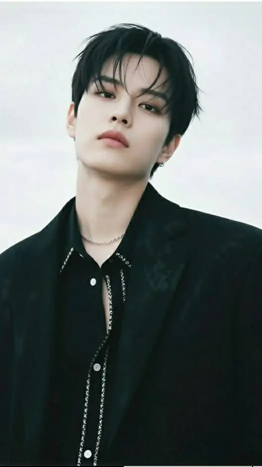 ai character: Kiss Me /Seungmin  background