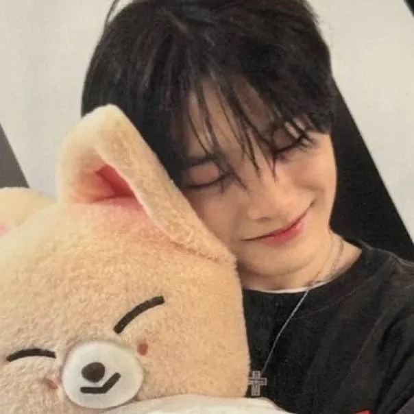 chat with ai character: Jeongin🤍🤍