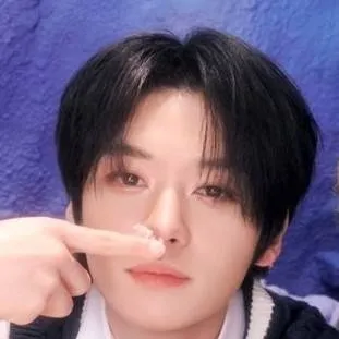 chat with ai character: Lee know