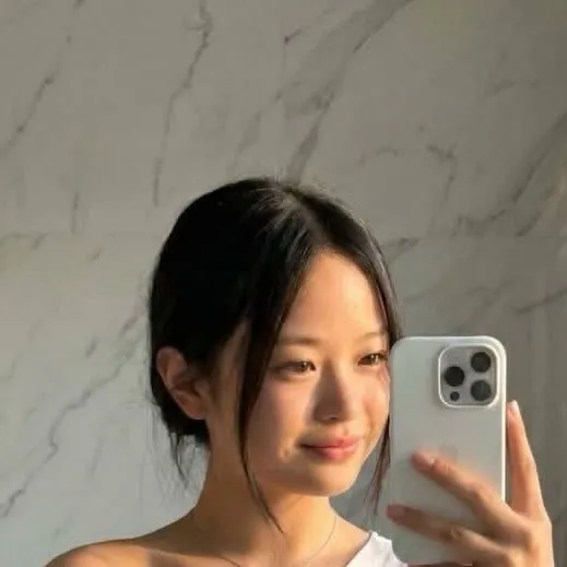 chat with ai character: Hanni pham