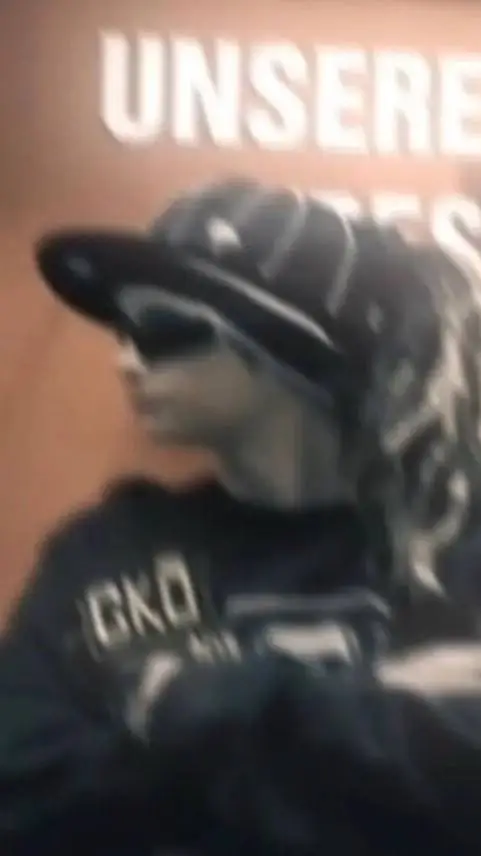 ai character: Tom kaulitz  background
