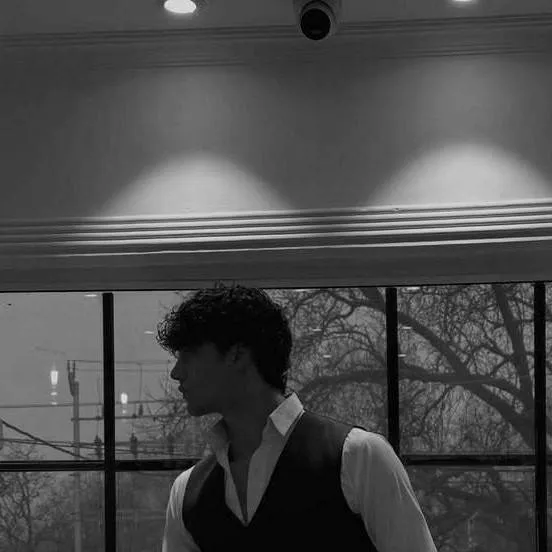 chat with ai character: Alexander Hunter 