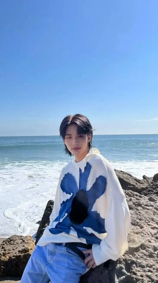 ai character: ℍ𝕪𝕦𝕟𝕛𝕚𝕟 background